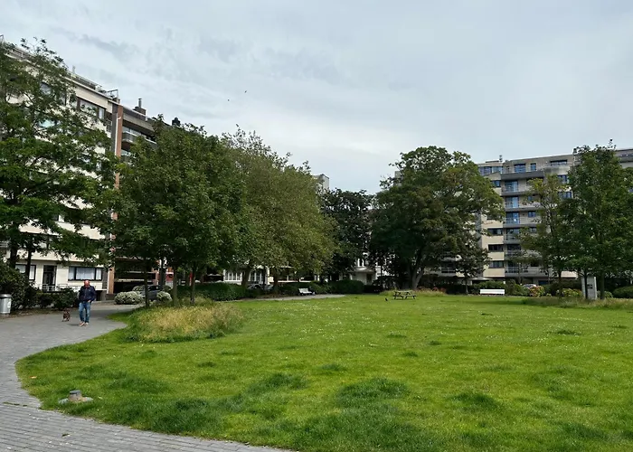 Large Sunny And Bright Apartment With Park View